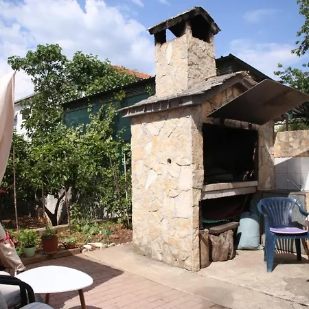Apartment Anka - 100 M From The Trogir